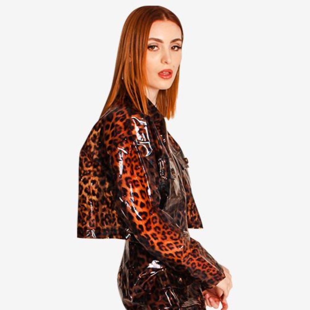 SOLD - Please check out my other items. ✨